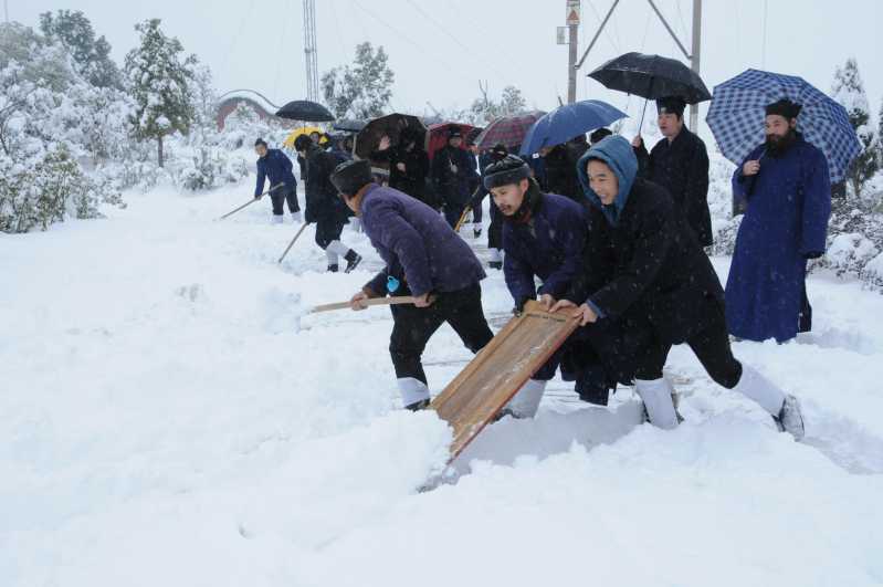 突降罕見(jiàn)暴雪，道學(xué)院學(xué)生鏟雪保道路暢行